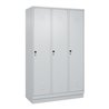 C+P Spind Classic PLUS, Sockel, 3 Abteile, 1950x1200x500mm, 7035/7035 Verschluss Sicherheits-Drehriegel 4 Garderobenhaken