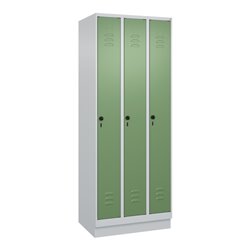 C+P Spind Classic PLUS, Sockel, 3 Abteile, 1950x750x500mm, 7035/6011 Verschluss Sicherheits-Drehriegel 3 Garderobenhaken