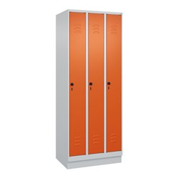 C+P Spind Classic PLUS, Sockel, 3 Abteile, 1950x750x500mm, 7035/2004 Verschluss Sicherheits-Drehriegel 3 Garderobenhaken