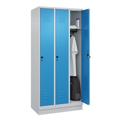 C+P Spind Classic PLUS, Sockel, 3 Abteile, 1950x900x500mm, 7035/5012 Verschluss Sicherheits-Drehriegel 3 Garderobenhaken