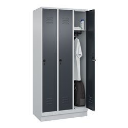 C+P Spind Classic PLUS, Sockel, 3 Abteile, 1950x900x500mm, 7035/7016 Verschluss Sicherheits-Drehriegel 3 Garderobenhaken