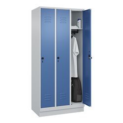 C+P Spind Classic PLUS, Sockel, 3 Abteile, 1950x900x500mm, 7035/5023 Verschluss Sicherheits-Drehriegel 3 Garderobenhaken