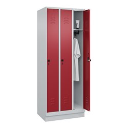 C+P Spind Classic PLUS, Sockel, 3 Abteile, 1950x750x500mm, 7035/3003 Verschluss Sicherheits-Drehriegel 3 Garderobenhaken