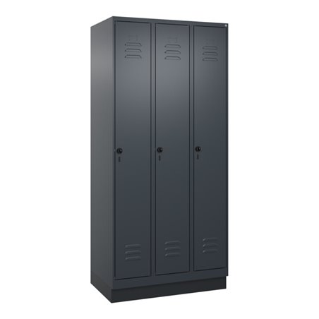 C+P Spind Classic PLUS, Sockel, 3 Abteile, 1950x900x500mm, 7016/7016 Verschluss Sicherheits-Drehriegel 3 Garderobenhaken