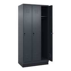 C+P Spind Classic PLUS, Sockel, 3 Abteile, 1950x900x500mm, 7016/7016 Verschluss Sicherheits-Drehriegel 3 Garderobenhaken