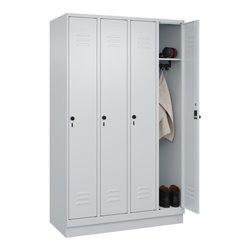 C+P Spind Classic PLUS, Sockel, 4 Abteile, 1950x1200x500mm, 7035/7035 Verschluss Sicherheits-Drehriegel 3 Garderobenhaken