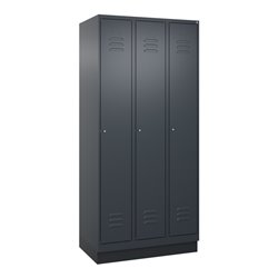 C+P Spind Classic PLUS, Sockel, 3 Abteile, 1950x900x500mm, 7016/7016 Verschluss Zylinderschloss 3 Garderobenhaken