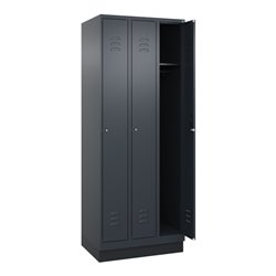 C+P Spind Classic PLUS, Sockel, 3 Abteile, 1950x750x500mm, 7016/7016 Verschluss Zylinderschloss 3 Garderobenhaken