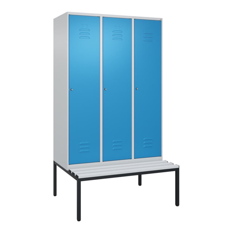 C+P Spind Classic PLUS, Bank, 3 Abteile, 2120x1200x815mm, 7035/5012 Verschluss Zylinderschloss 4 Garderobenhaken  Dekor Banklatt