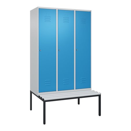 C+P Spind Classic PLUS, Bank, 3 Abteile, 2120x1200x815mm, 7035/5012 Verschluss Zylinderschloss 4 Garderobenhaken  Dekor Banklatt