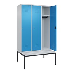 C+P Spind Classic PLUS, Bank, 3 Abteile, 2120x1200x815mm, 7035/5012 Verschluss Zylinderschloss 4 Garderobenhaken  Dekor Banklatt
