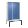 C+P Spind Classic PLUS, Bank, 3 Abteile, 2120x1200x815mm, 7035/5023 Verschluss Zylinderschloss 4 Garderobenhaken  Dekor Banklatt