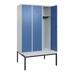 C+P Spind Classic PLUS, Bank, 3 Abteile, 2120x1200x815mm, 7035/5023 Verschluss Zylinderschloss 4 Garderobenhaken  Dekor Banklatt