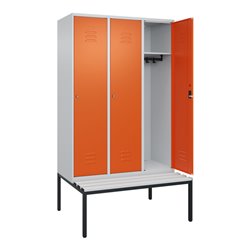 C+P Spind Classic PLUS, Bank, 3 Abteile, 2120x1200x815mm, 7035/2004 Verschluss Zylinderschloss 4 Garderobenhaken  Dekor Banklatt
