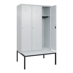 C+P Spind Classic PLUS, Bank, 3 Abteile, 2120x1200x815mm, 7035/7035 Verschluss Zylinderschloss 4 Garderobenhaken  Dekor Banklatt