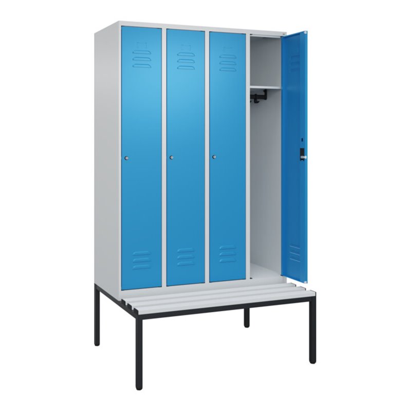 C+P Spind Classic PLUS, Bank, 4 Abteile, 2120x1200x815mm, 7035/5012 Verschluss Zylinderschloss 3 Garderobenhaken  Dekor Banklatt