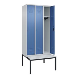 C+P Spind Classic PLUS, Bank, 3 Abteile, 2120x900x815mm, 7035/5023 Verschluss Zylinderschloss 3 Garderobenhaken  Dekor Banklatte