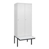 C+P Spind Classic PLUS, Bank, 2 Abteile, 2120x800x815mm, 9016/9016 Verschluss Zylinderschloss 4 Garderobenhaken  Dekor Banklatte