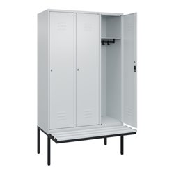 C+P Spind Classic PLUS, Bank, 3 Abteile, 2120x1200x815mm, 7035/7035 Verschluss Zylinderschloss 4 Garderobenhaken  Dekor Banklatt
