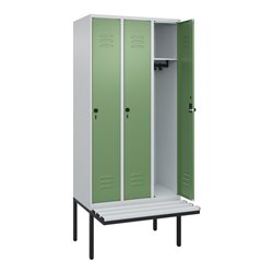 C+P Spind Classic PLUS, Bank, 3 Abteile, 2120x900x815mm, 7035/6011 Verschluss Sicherheits-Drehriegel 3 Garderobenhaken  Dekor Ba