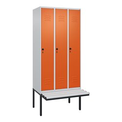 C+P Spind Classic PLUS, Bank, 3 Abteile, 2120x900x815mm, 7035/2004 Verschluss Sicherheits-Drehriegel 3 Garderobenhaken  Dekor Ba