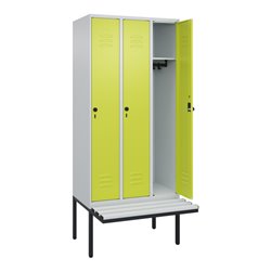 C+P Spind Classic PLUS, Bank, 3 Abteile, 2120x900x815mm, 7035/0024 Verschluss Sicherheits-Drehriegel 3 Garderobenhaken  Dekor Ba